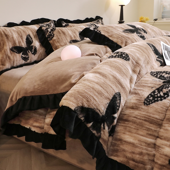 91家纺网 家纺一手货源 找家纺 席之家 2025新款韩版黑色花边美拉德系加厚皮草兔毛绒四件套 蝶舞