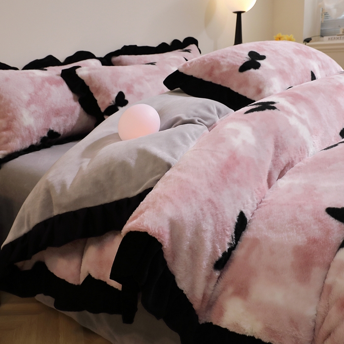 91家纺网 家纺一手货源 找家纺 席之家 2025新款韩版黑色花边美拉德系加厚皮草兔毛绒四件套 粉黛