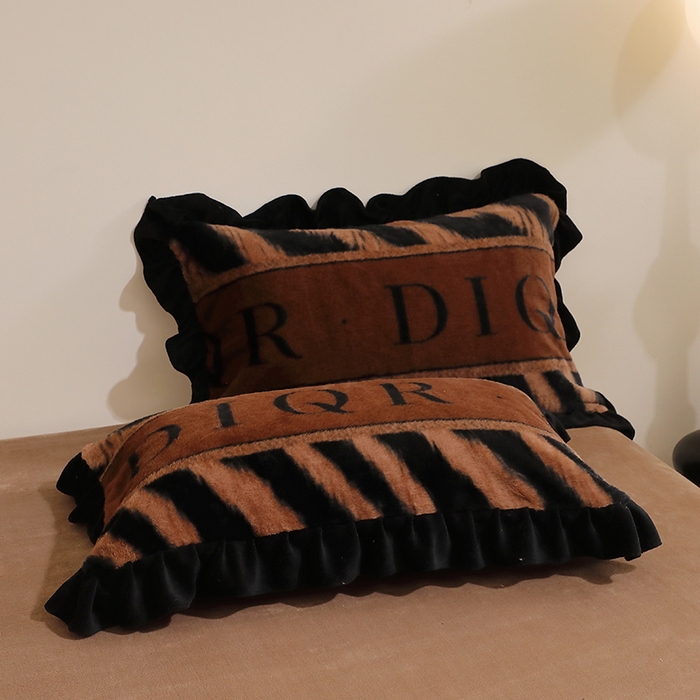 91家纺网 家纺一手货源 找家纺 席之家 2025新款韩版黑色花边美拉德系加厚皮草兔毛绒四件套 极简 咖