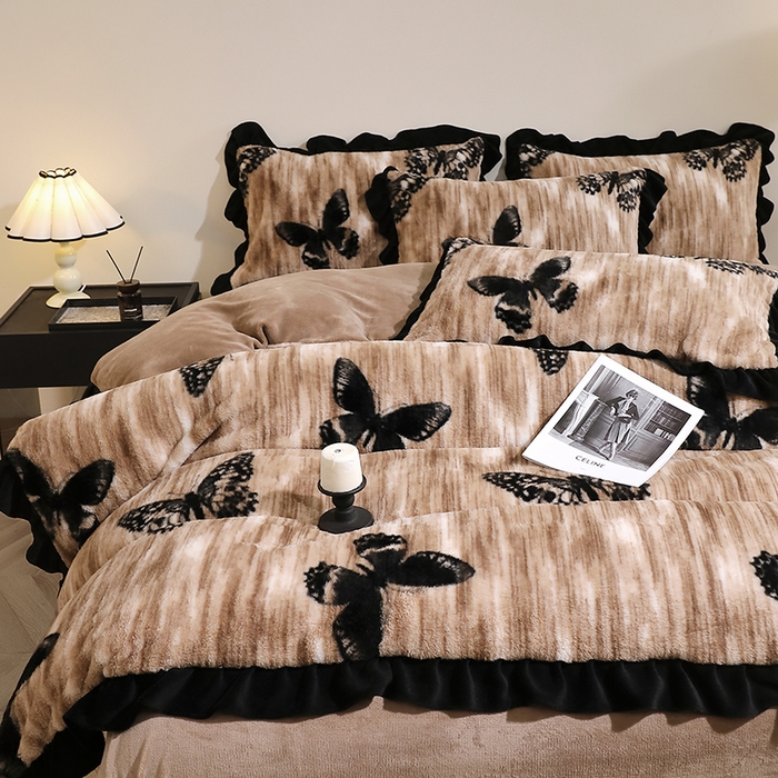 91家纺网 家纺一手货源 找家纺 席之家 2025新款韩版黑色花边美拉德系加厚皮草兔毛绒四件套 蝶舞