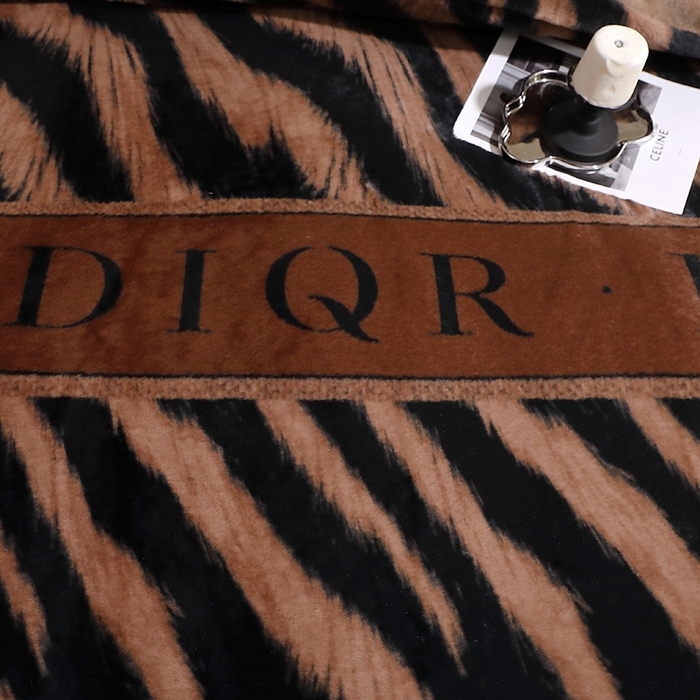 91家纺网 家纺一手货源 找家纺 席之家 2025新款韩版黑色花边美拉德系加厚皮草兔毛绒四件套 极简 咖