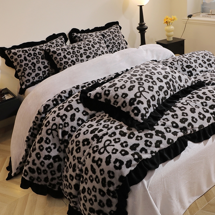 91家纺网 家纺一手货源 找家纺 席之家 2025新款韩版黑色花边美拉德系加厚皮草兔毛绒四件套 豹纹 灰