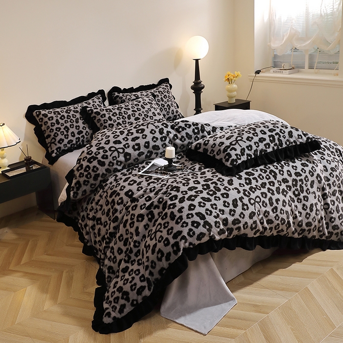 91家纺网 家纺一手货源 找家纺 席之家 2025新款韩版黑色花边美拉德系加厚皮草兔毛绒四件套 豹纹 灰