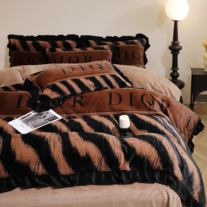 91家纺网 家纺一手货源 找家纺 席之家 2025新款韩版黑色花边美拉德系加厚皮草兔毛绒四件套 极简 咖