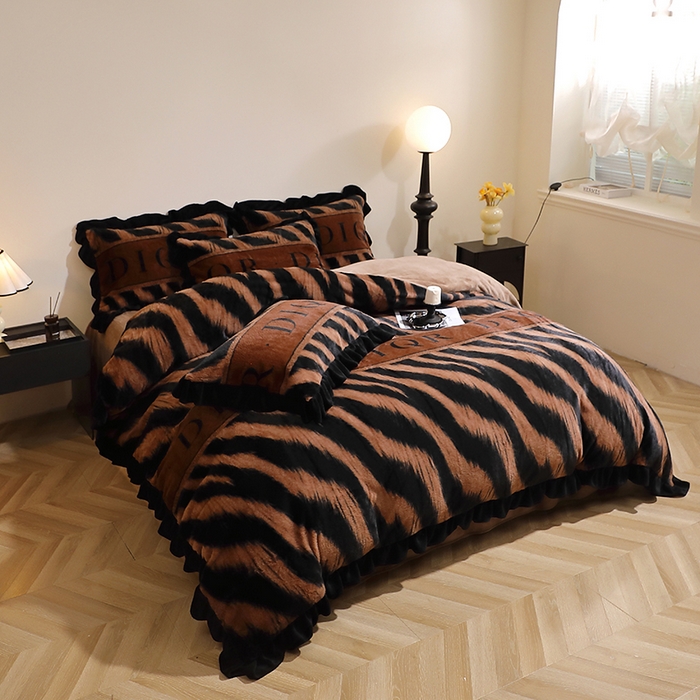 91家纺网 家纺一手货源 找家纺 席之家 2025新款韩版黑色花边美拉德系加厚皮草兔毛绒四件套 极简 咖