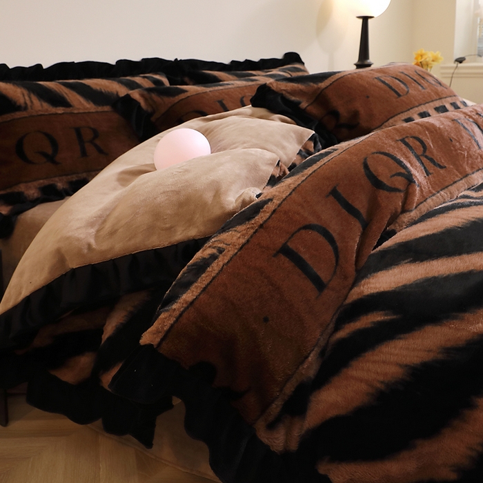 91家纺网 家纺一手货源 找家纺 席之家 2025新款韩版黑色花边美拉德系加厚皮草兔毛绒四件套 极简 咖