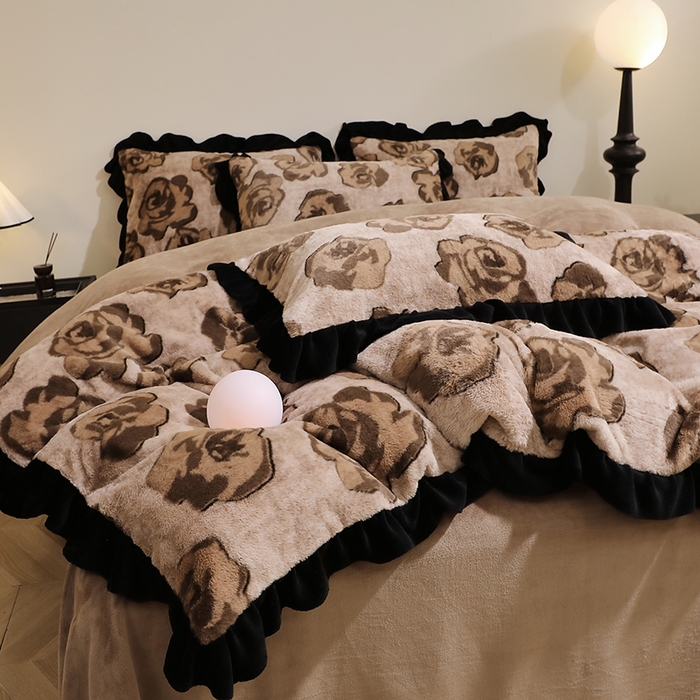 91家纺网 家纺一手货源 找家纺 席之家 2025新款韩版黑色花边美拉德系加厚皮草兔毛绒四件套 觅影