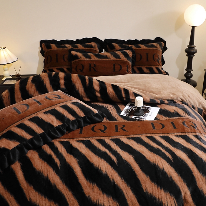 91家纺网 家纺一手货源 找家纺 席之家 2025新款韩版黑色花边美拉德系加厚皮草兔毛绒四件套 极简 咖