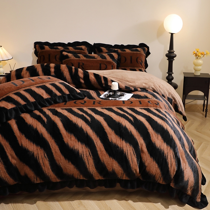 91家纺网 家纺一手货源 找家纺 席之家 2025新款韩版黑色花边美拉德系加厚皮草兔毛绒四件套 极简 咖