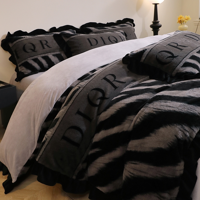 91家纺网 家纺一手货源 找家纺 席之家 2025新款韩版黑色花边美拉德系加厚皮草兔毛绒四件套 极简 灰