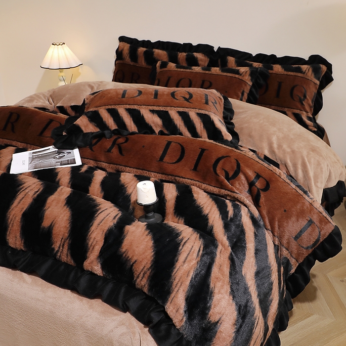 91家纺网 家纺一手货源 找家纺 席之家 2025新款韩版黑色花边美拉德系加厚皮草兔毛绒四件套 极简 咖