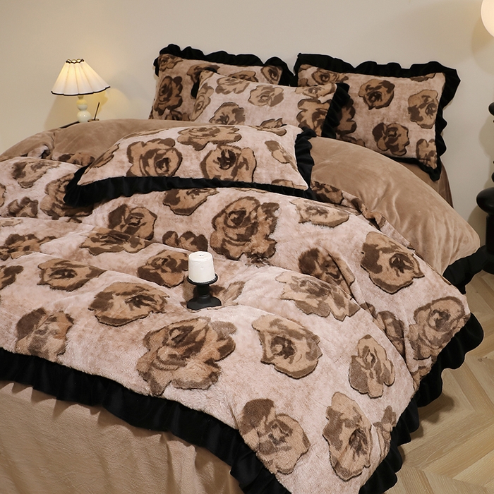 91家纺网 家纺一手货源 找家纺 席之家 2025新款韩版黑色花边美拉德系加厚皮草兔毛绒四件套 觅影