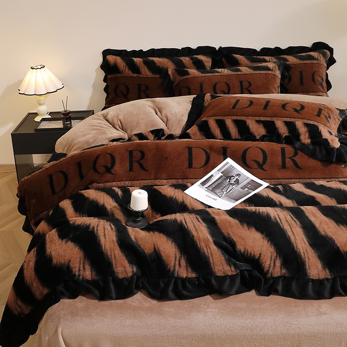 91家纺网 家纺一手货源 找家纺 席之家 2025新款韩版黑色花边美拉德系加厚皮草兔毛绒四件套 极简 咖