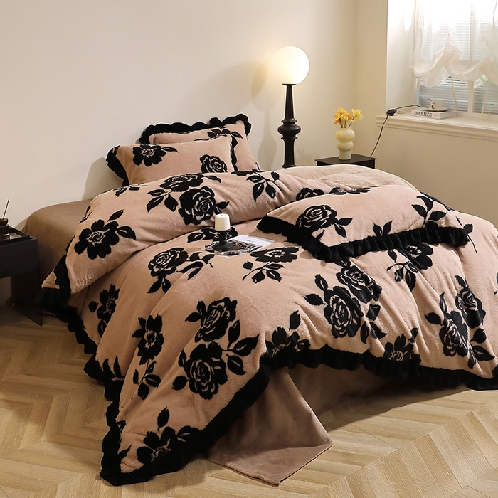 91家纺网 家纺一手货源 找家纺 席之家 2025新款韩版黑色花边美拉德系加厚皮草兔毛绒四件套 花笺