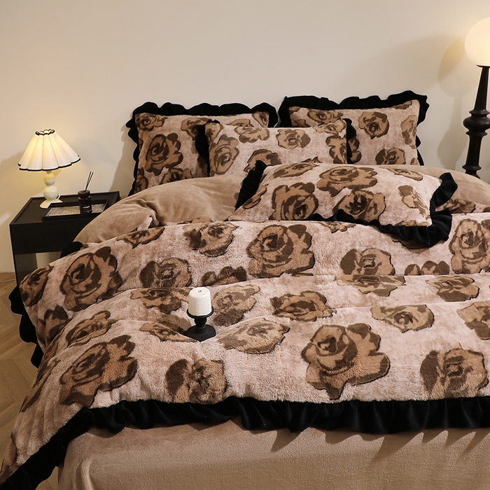 91家纺网 家纺一手货源 找家纺 席之家 2025新款韩版黑色花边美拉德系加厚皮草兔毛绒四件套 觅影