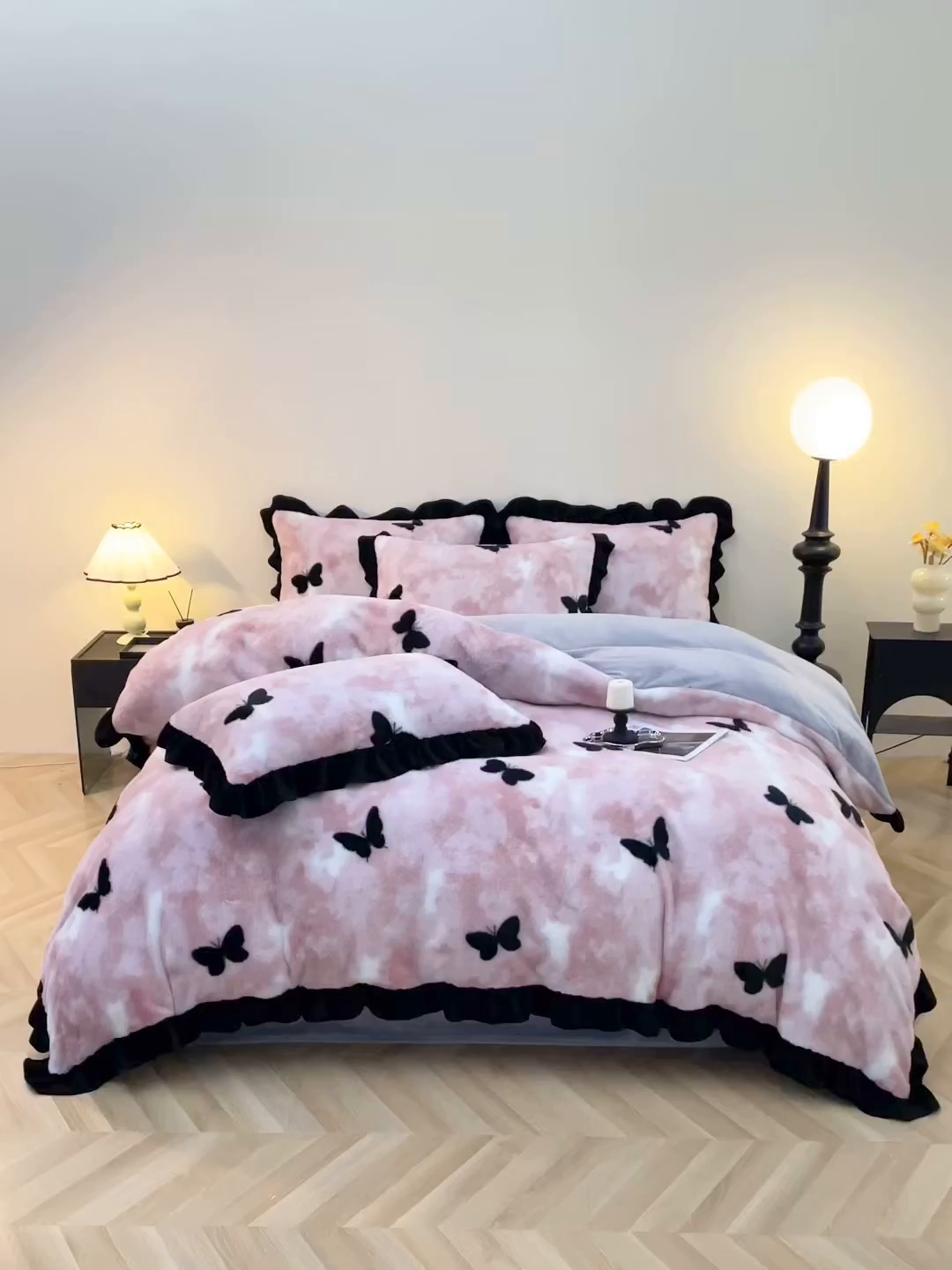 91家纺网 家纺一手货源 找家纺 席之家 2025新款韩版黑色花边美拉德系加厚皮草兔毛绒四件套 粉黛