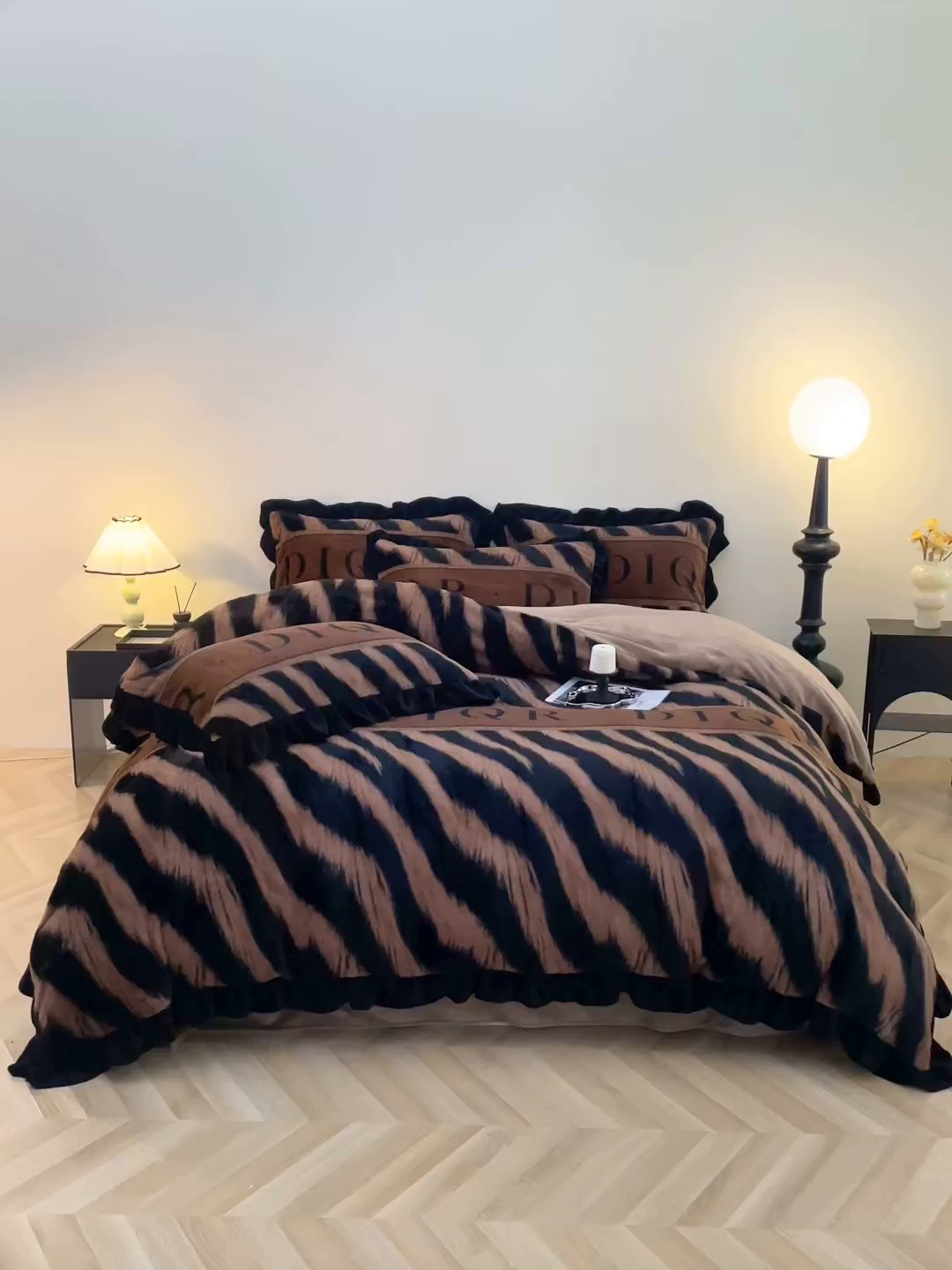 91家纺网 家纺一手货源 找家纺 席之家 2025新款韩版黑色花边美拉德系加厚皮草兔毛绒四件套 极简 咖