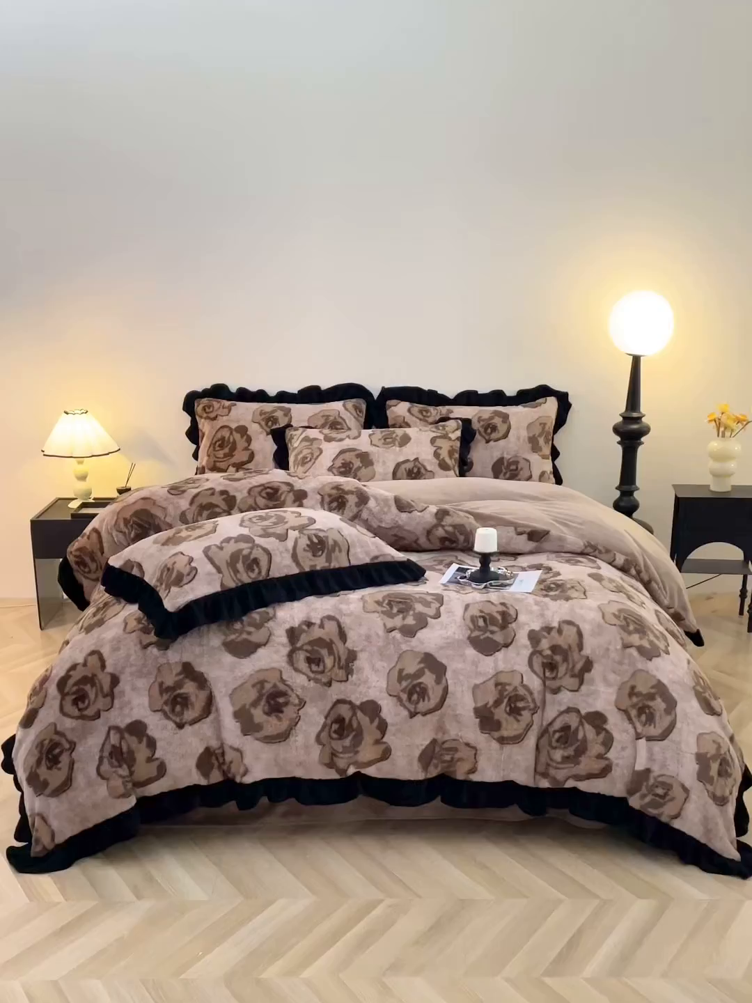 91家纺网 家纺一手货源 找家纺 席之家 2025新款韩版黑色花边美拉德系加厚皮草兔毛绒四件套 觅影