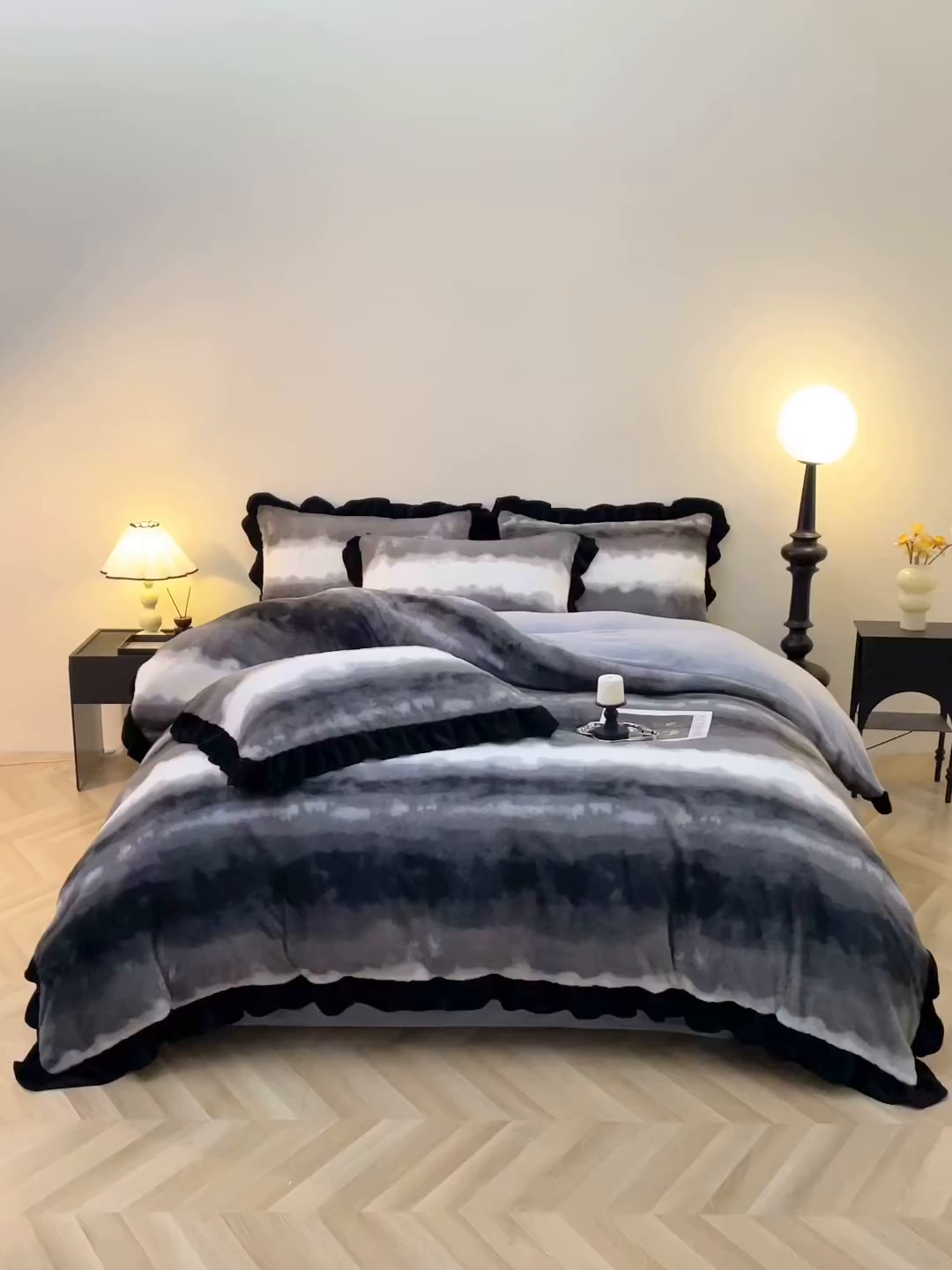 91家纺网 家纺一手货源 找家纺 席之家 2025新款韩版黑色花边美拉德系加厚皮草兔毛绒四件套 条纹