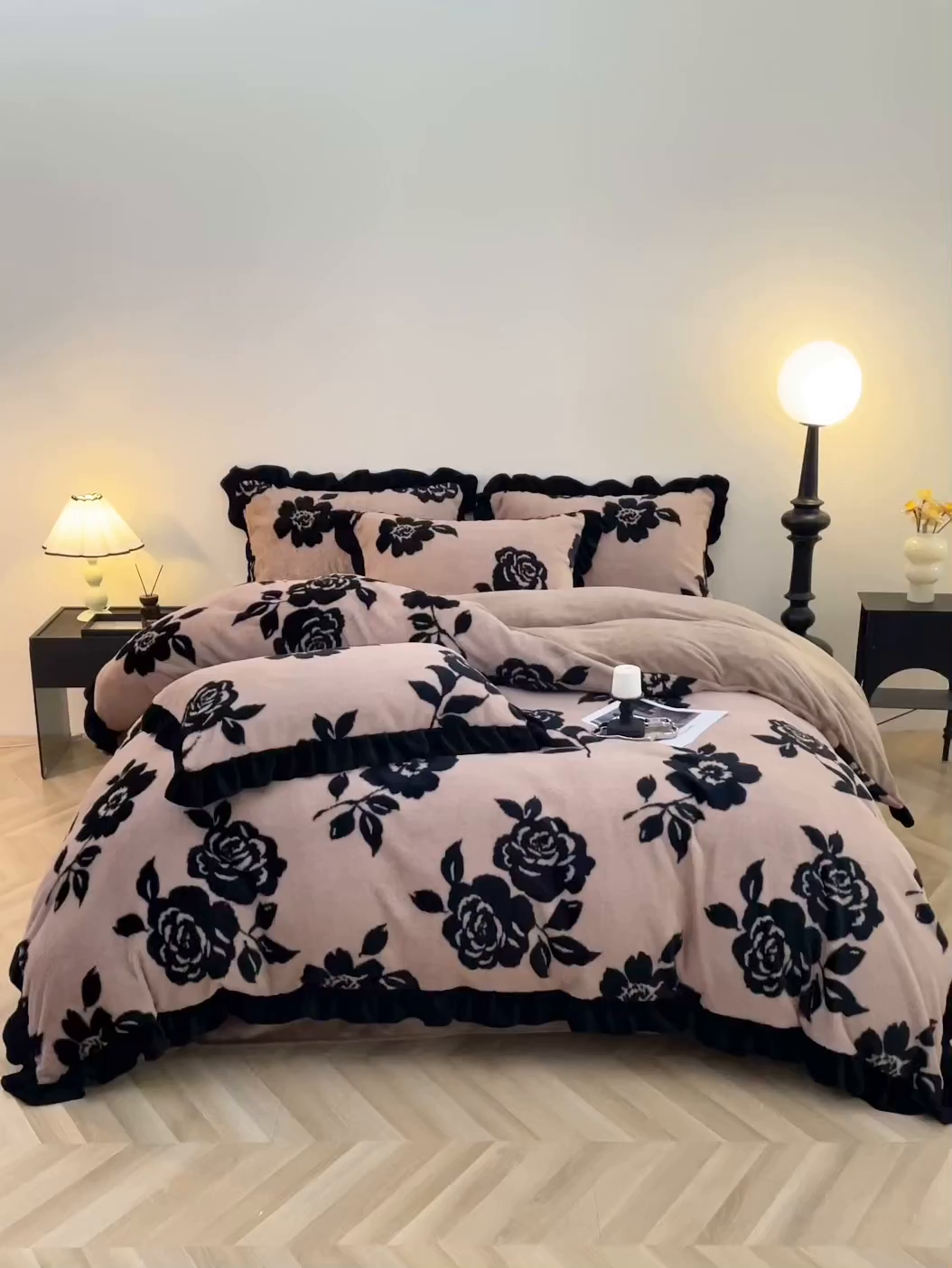 91家纺网 家纺一手货源 找家纺 席之家 2025新款韩版黑色花边美拉德系加厚皮草兔毛绒四件套 花笺