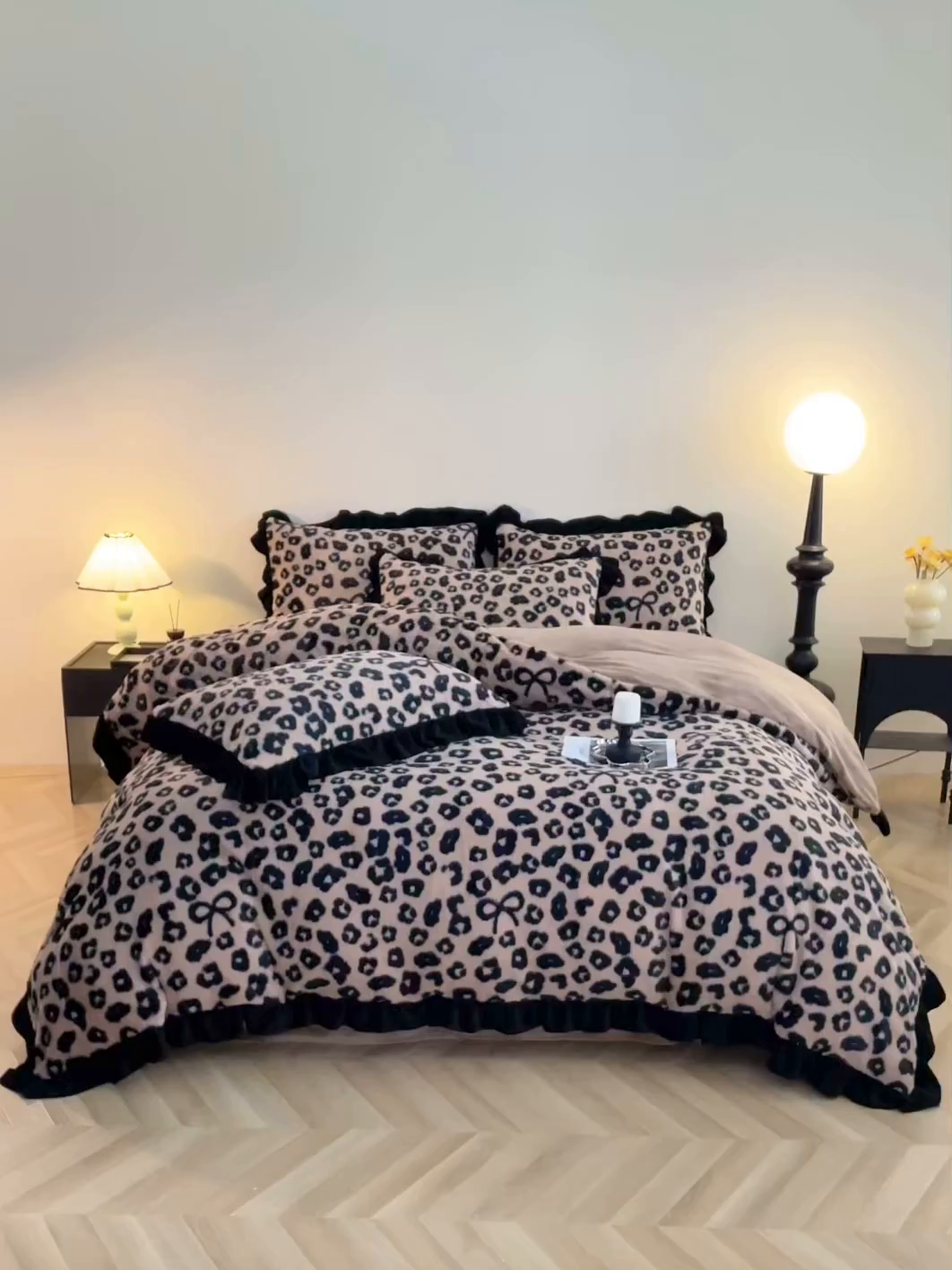 91家纺网 家纺一手货源 找家纺 席之家 2025新款韩版黑色花边美拉德系加厚皮草兔毛绒四件套 豹纹 咖