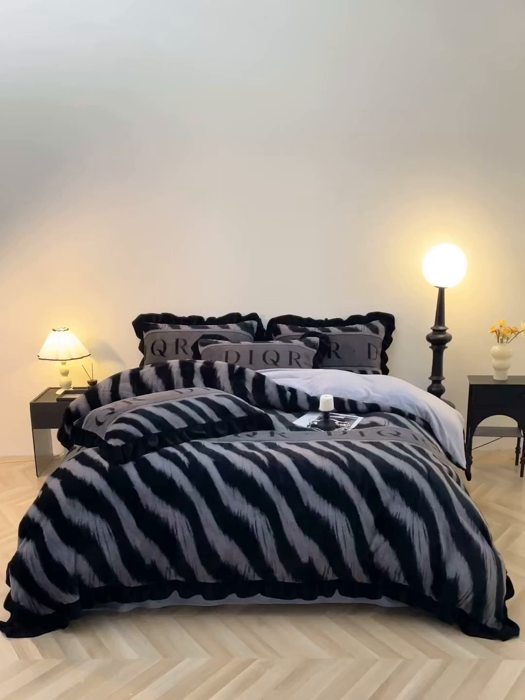 91家纺网 家纺一手货源 找家纺 席之家 2025新款韩版黑色花边美拉德系加厚皮草兔毛绒四件套 极简 灰