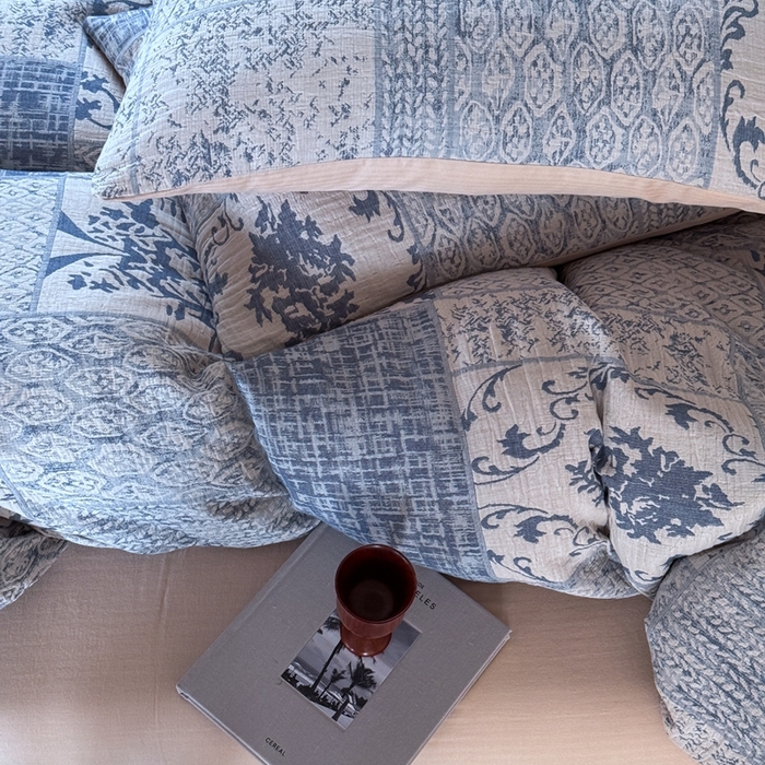 91家纺网 家纺一手货源 找家纺 （总）山舍家居 2025新款全棉纯棉色织纱布四件套系列-树下萨瓦呢(棚拍二）