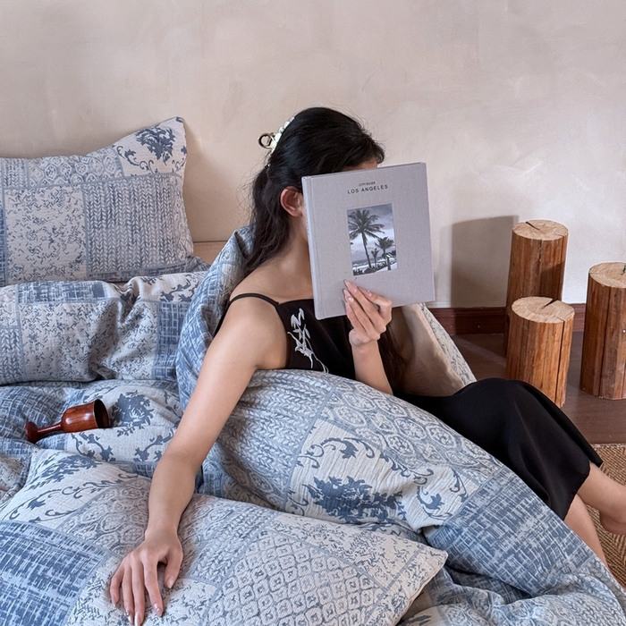 91家纺网 家纺一手货源 找家纺 （总）山舍家居 2025新款全棉纯棉色织纱布四件套系列-树下萨瓦呢(棚拍二）