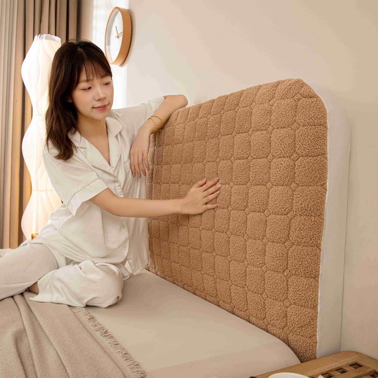 91家纺网 家纺一手货源 找家纺 沐沐家纺 2026新款简约格序床头罩 咖色