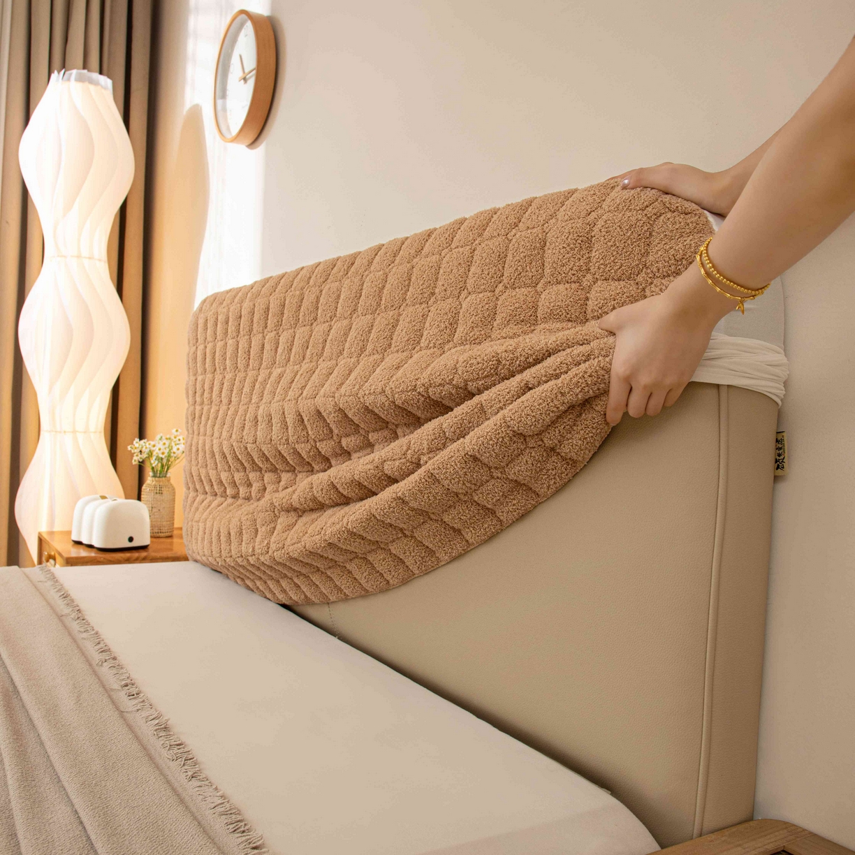 91家纺网 家纺一手货源 找家纺 沐沐家纺 2026新款简约格序床头罩 咖色