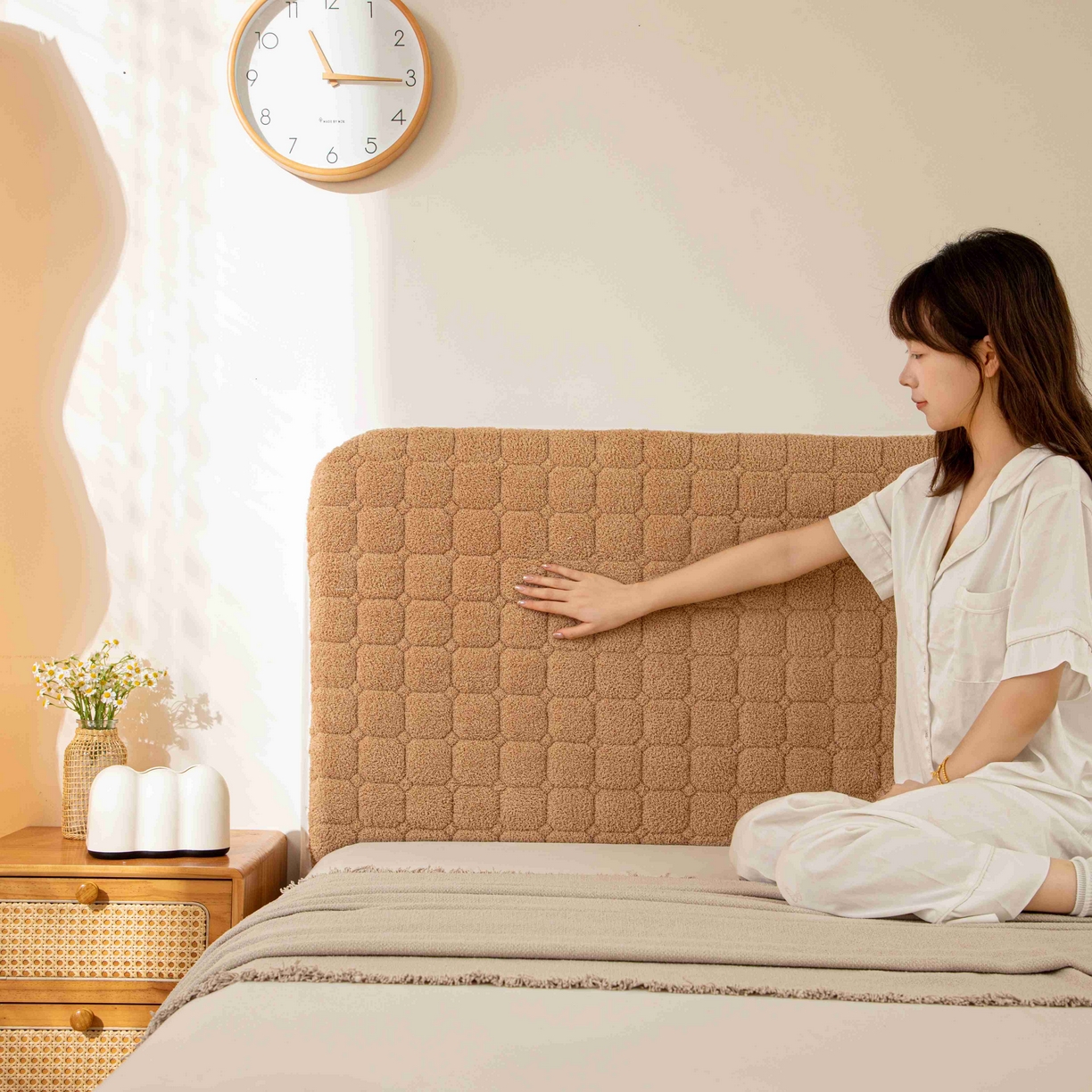 91家纺网 家纺一手货源 找家纺 沐沐家纺 2026新款简约格序床头罩 咖色