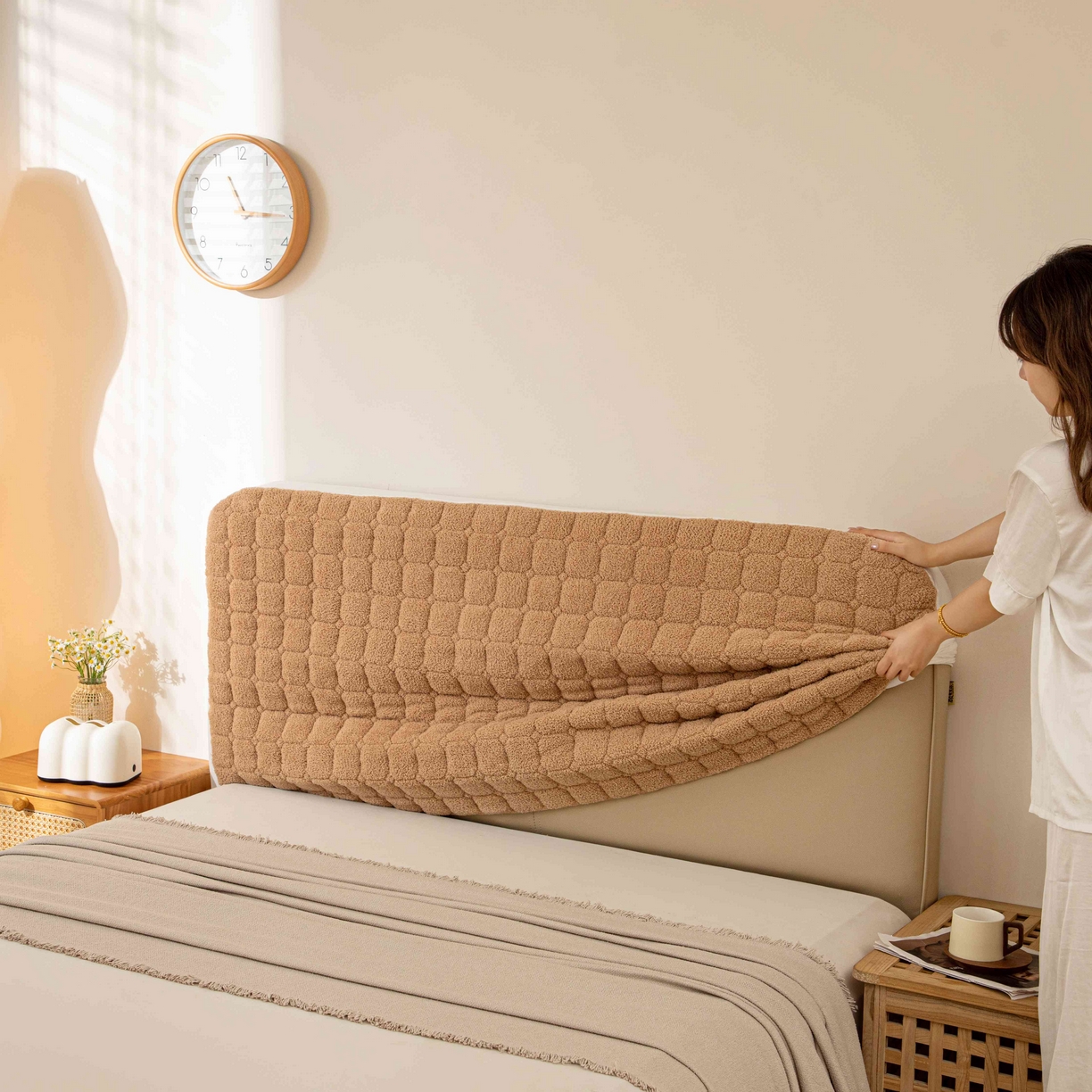 91家纺网 家纺一手货源 找家纺 沐沐家纺 2026新款简约格序床头罩 咖色