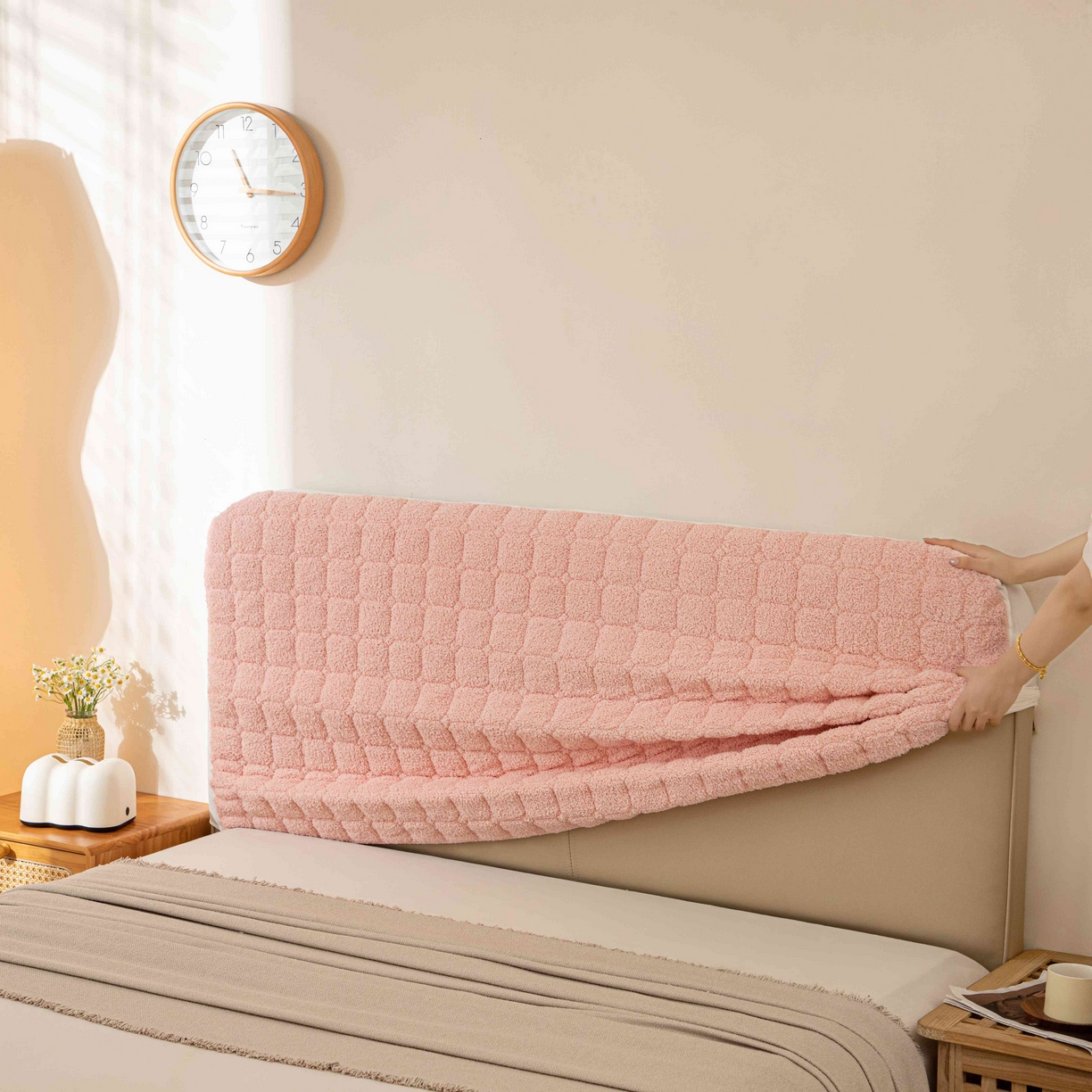 91家纺网 家纺一手货源 找家纺 沐沐家纺 2026新款简约格序床头罩 粉色