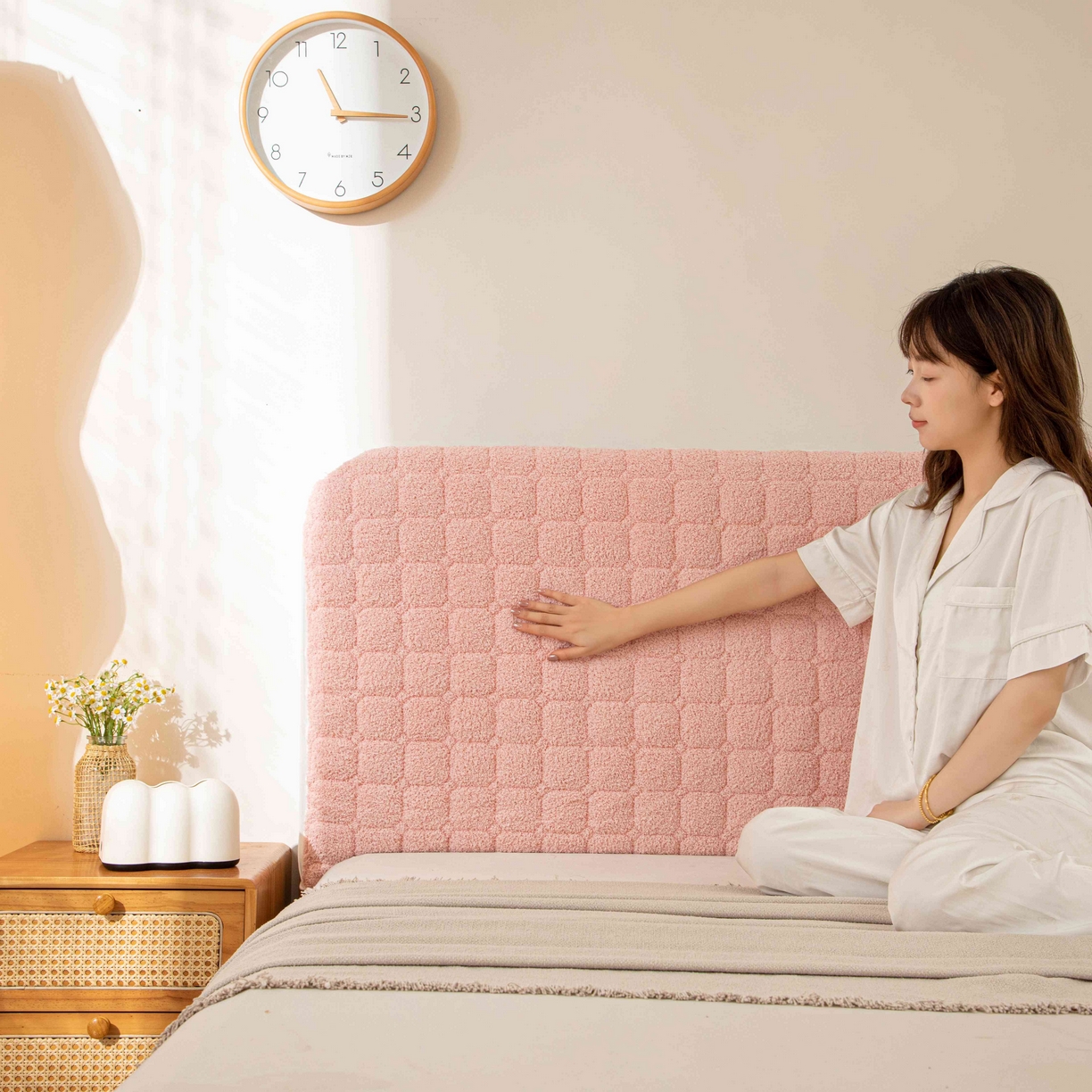 91家纺网 家纺一手货源 找家纺 沐沐家纺 2026新款简约格序床头罩 粉色