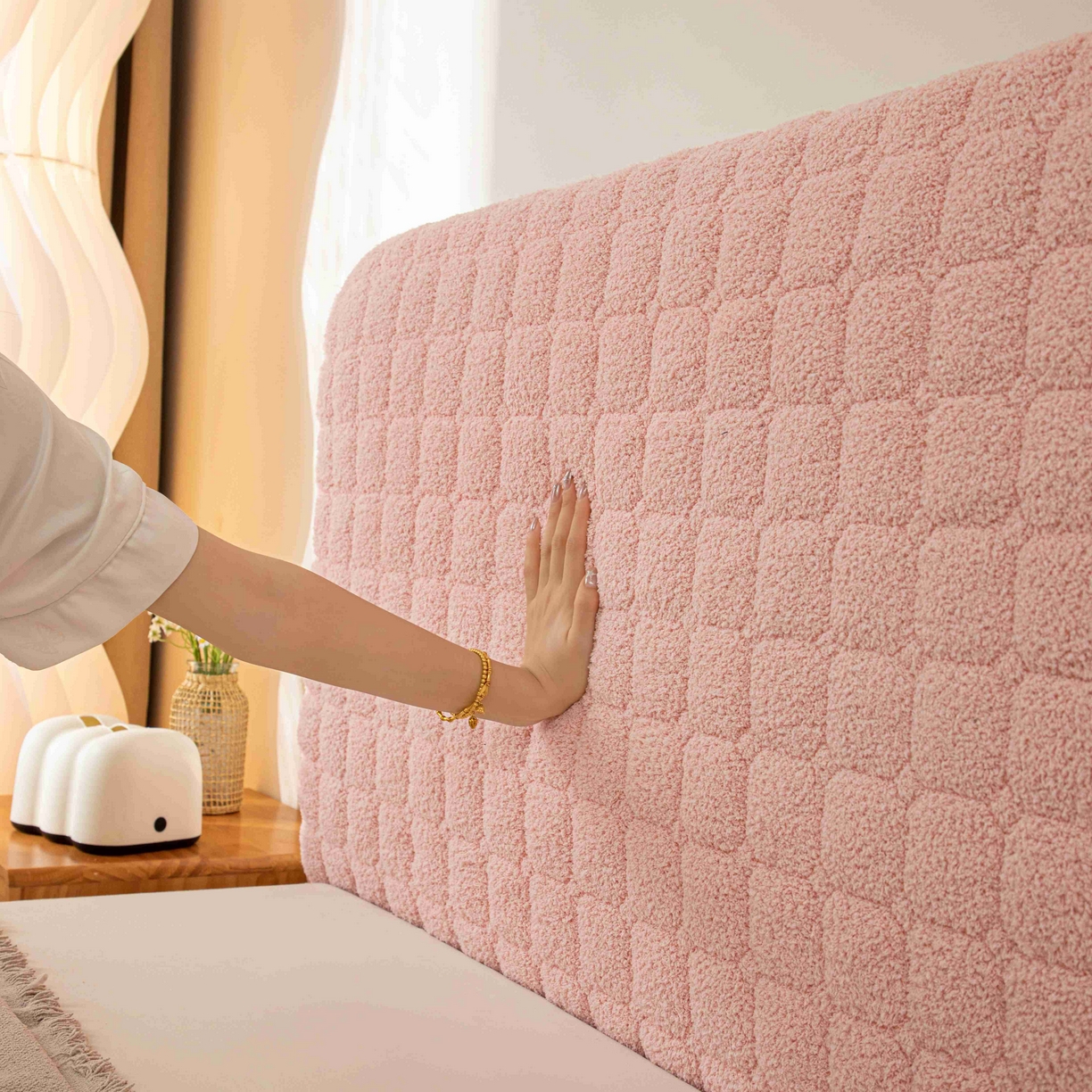 91家纺网 家纺一手货源 找家纺 沐沐家纺 2026新款简约格序床头罩 粉色