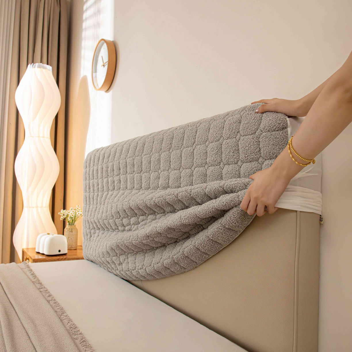 91家纺网 家纺一手货源 找家纺 沐沐家纺 2026新款简约格序床头罩 浅灰