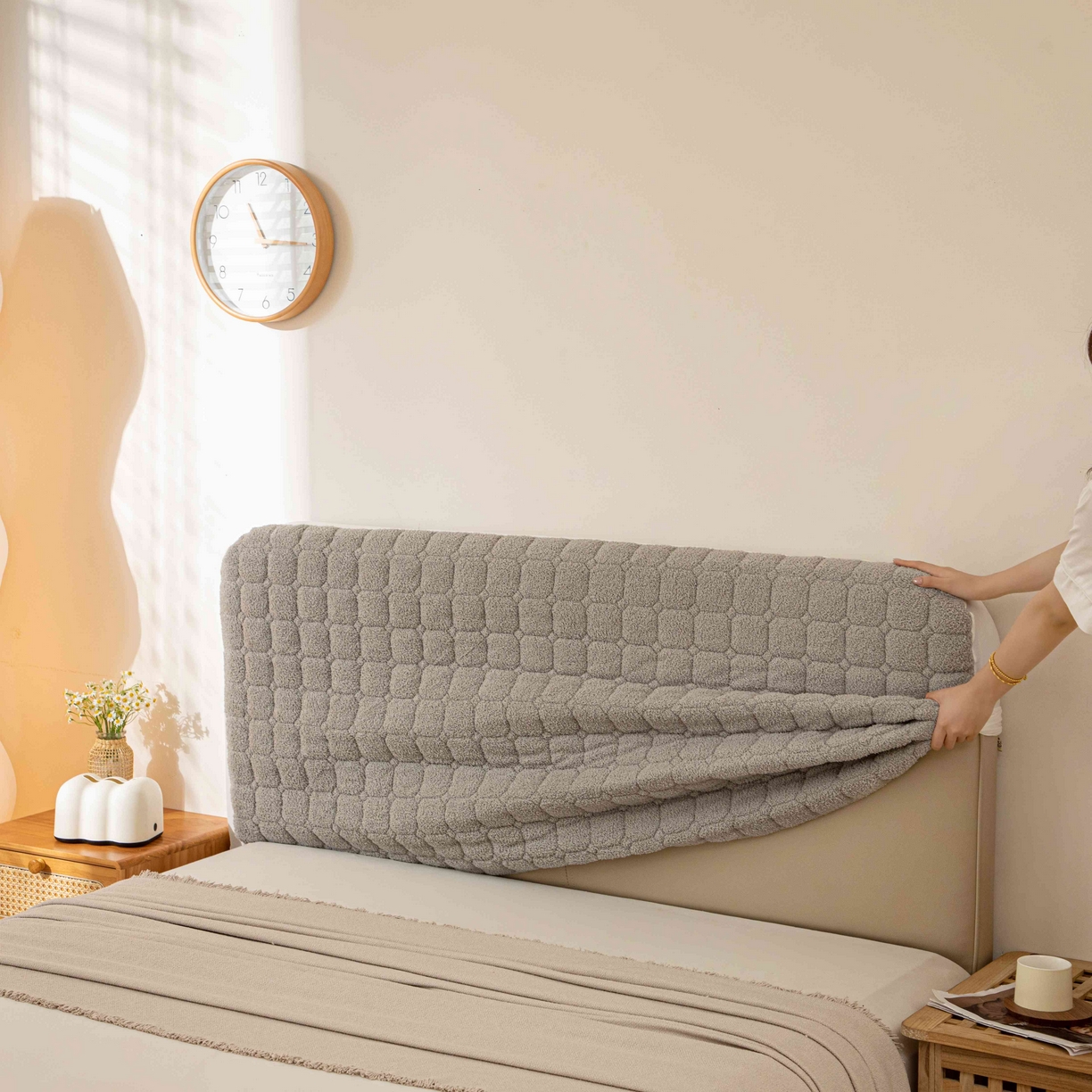 91家纺网 家纺一手货源 找家纺 沐沐家纺 2026新款简约格序床头罩 浅灰