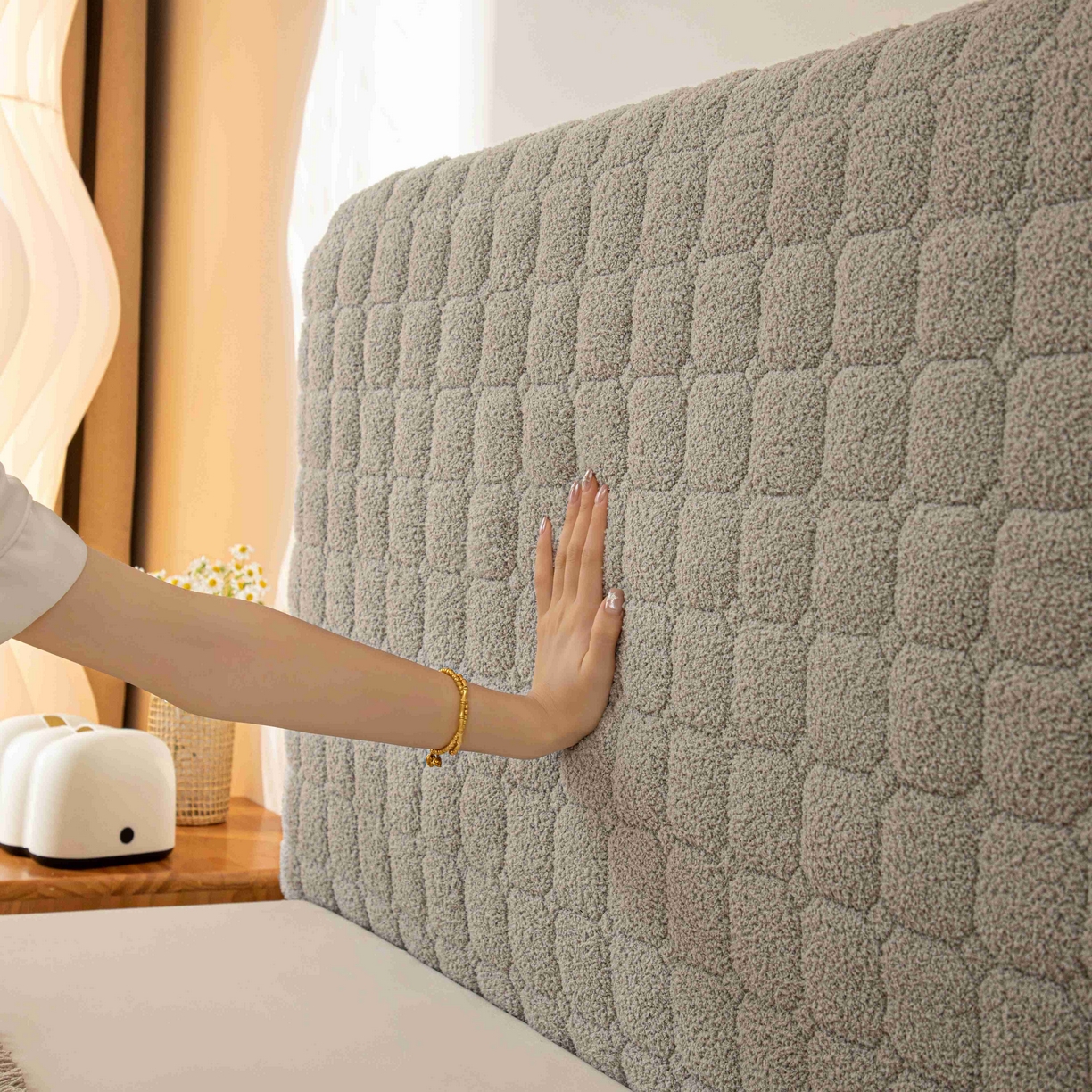 91家纺网 家纺一手货源 找家纺 沐沐家纺 2026新款简约格序床头罩 浅灰