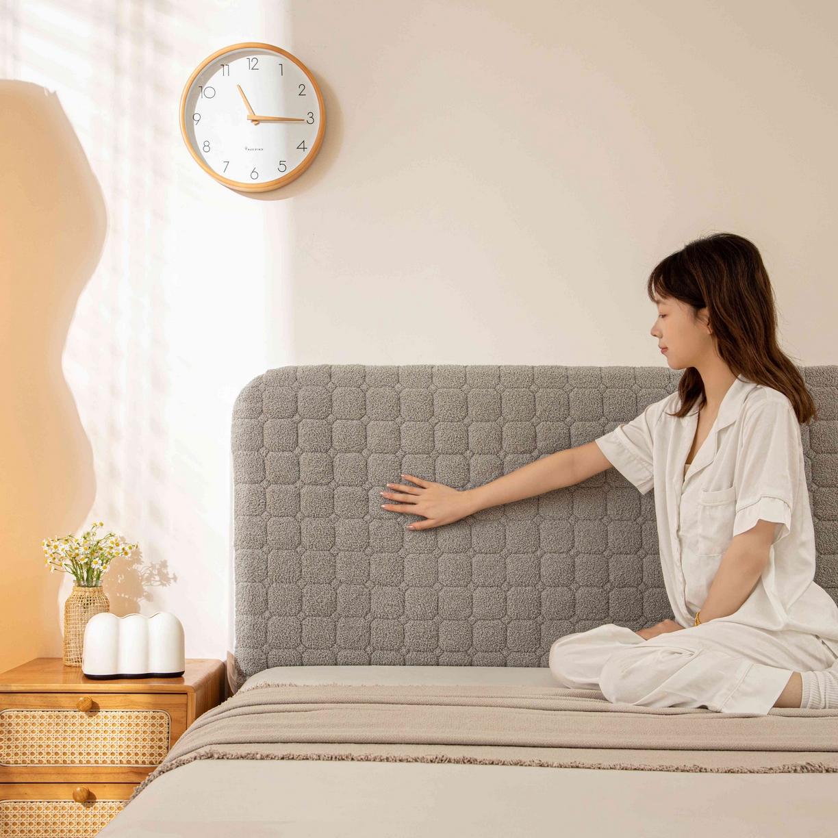 91家纺网 家纺一手货源 找家纺 沐沐家纺 2026新款简约格序床头罩 浅灰