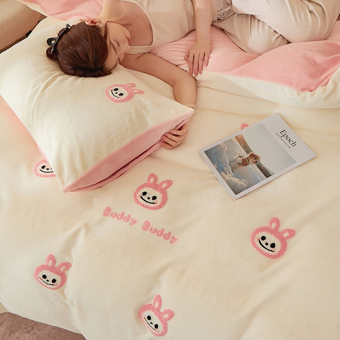 91家纺网 家纺一手货源 找家纺 楼兰公主毛毯专供 2025新款高克重230g牛奶绒数码印花毛巾绣卡通四件套 布拉拉