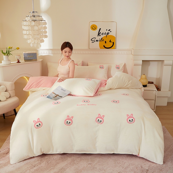 91家纺网 家纺一手货源 找家纺 （总）楼兰公主毛毯专供 2025新款高克重230g牛奶绒数码印花毛巾绣卡通四件套