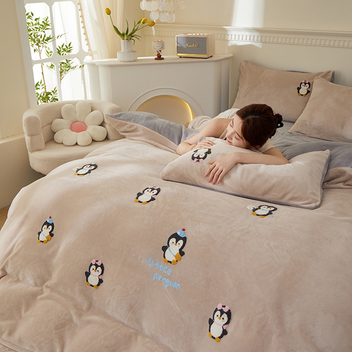 91家纺网 家纺一手货源 找家纺 楼兰公主毛毯专供 2025新款高克重230g牛奶绒数码印花毛巾绣卡通四件套 小企鹅