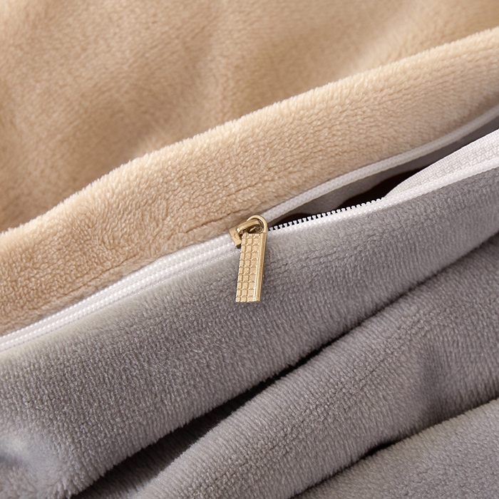 91家纺网 家纺一手货源 找家纺 楼兰公主毛毯专供 2025新款高克重230g牛奶绒数码印花毛巾绣卡通四件套 小企鹅