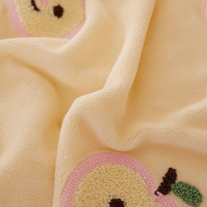91家纺网 家纺一手货源 找家纺 楼兰公主毛毯专供 2025新款高克重230g牛奶绒数码印花毛巾绣卡通四件套 小苹果