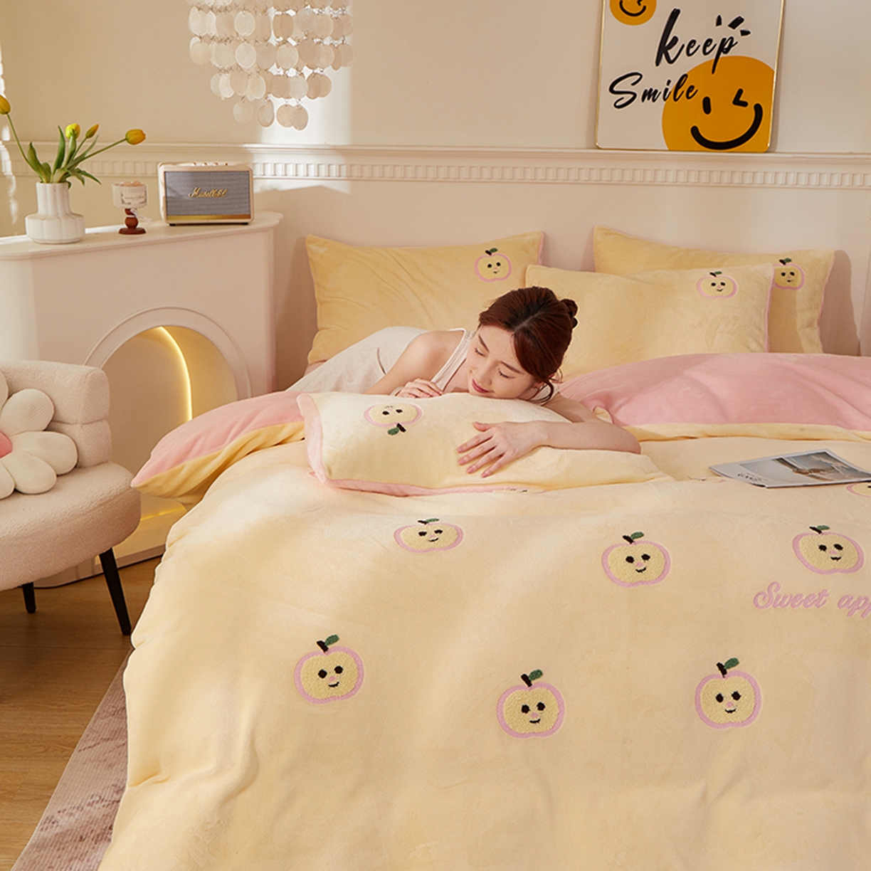 91家纺网 家纺一手货源 找家纺 楼兰公主毛毯专供 2025新款高克重230g牛奶绒数码印花毛巾绣卡通四件套 小苹果