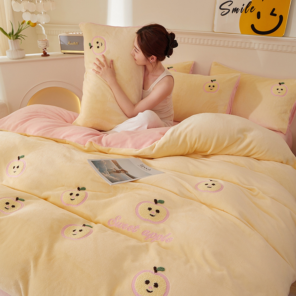 91家纺网 家纺一手货源 找家纺 楼兰公主毛毯专供 2025新款高克重230g牛奶绒数码印花毛巾绣卡通四件套 小苹果