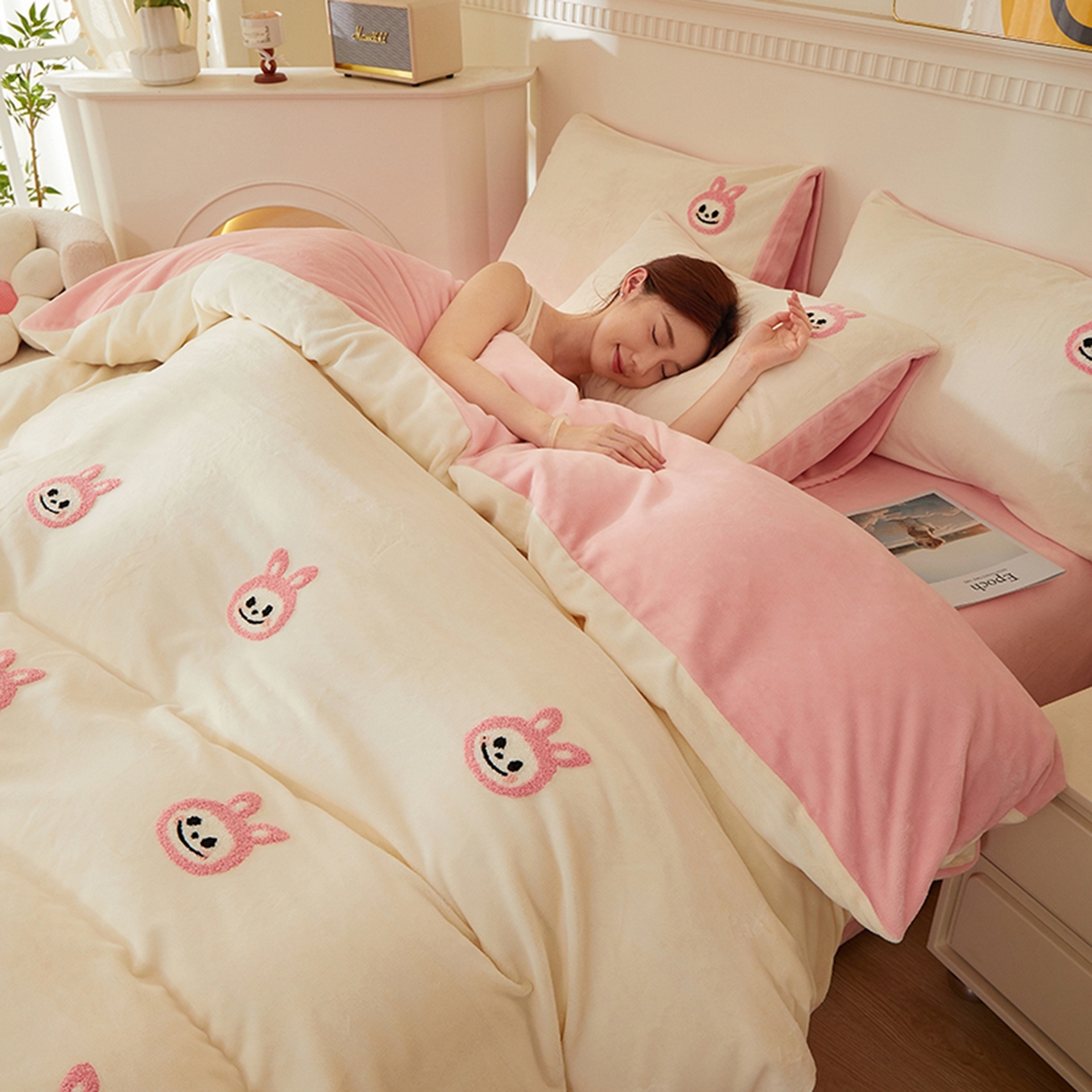 91家纺网 家纺一手货源 找家纺 （总）楼兰公主毛毯专供 2025新款高克重230g牛奶绒数码印花毛巾绣卡通四件套