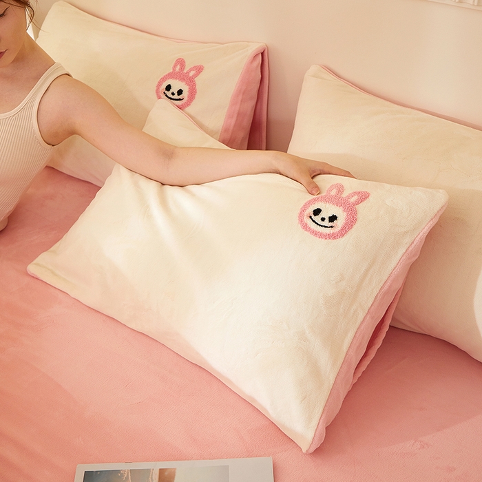 91家纺网 家纺一手货源 找家纺 楼兰公主毛毯专供 2025新款高克重230g牛奶绒数码印花毛巾绣卡通四件套 布拉拉