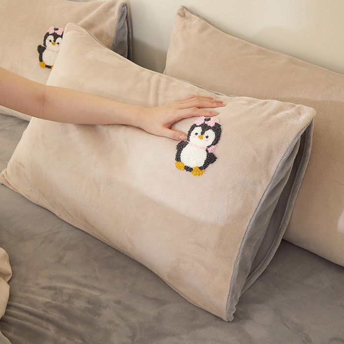 91家纺网 家纺一手货源 找家纺 楼兰公主毛毯专供 2025新款高克重230g牛奶绒数码印花毛巾绣卡通四件套 小企鹅