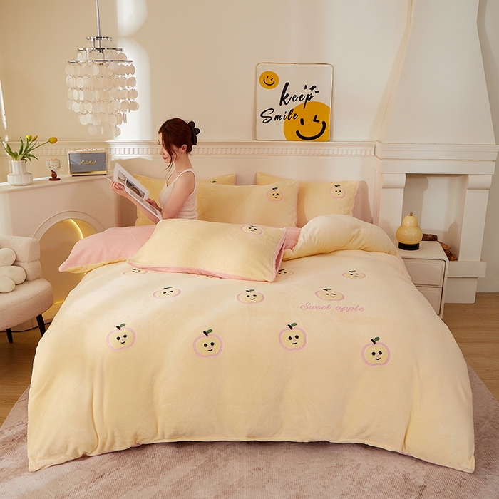 楼兰公主毛毯专供 2025新款高克重230g牛奶绒数码印花毛巾绣卡通四件套 小苹果